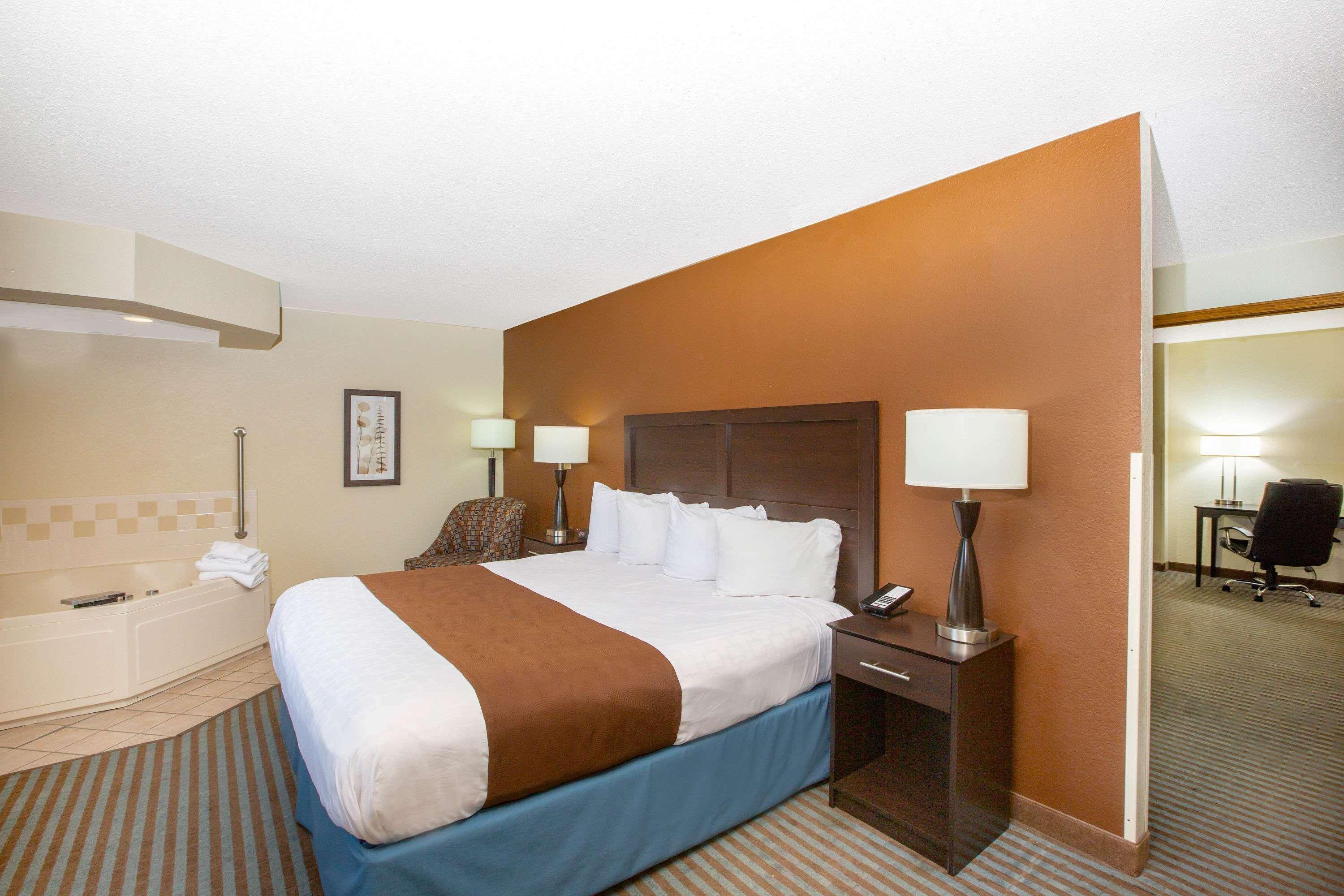 Americinn By Wyndham North Hotel